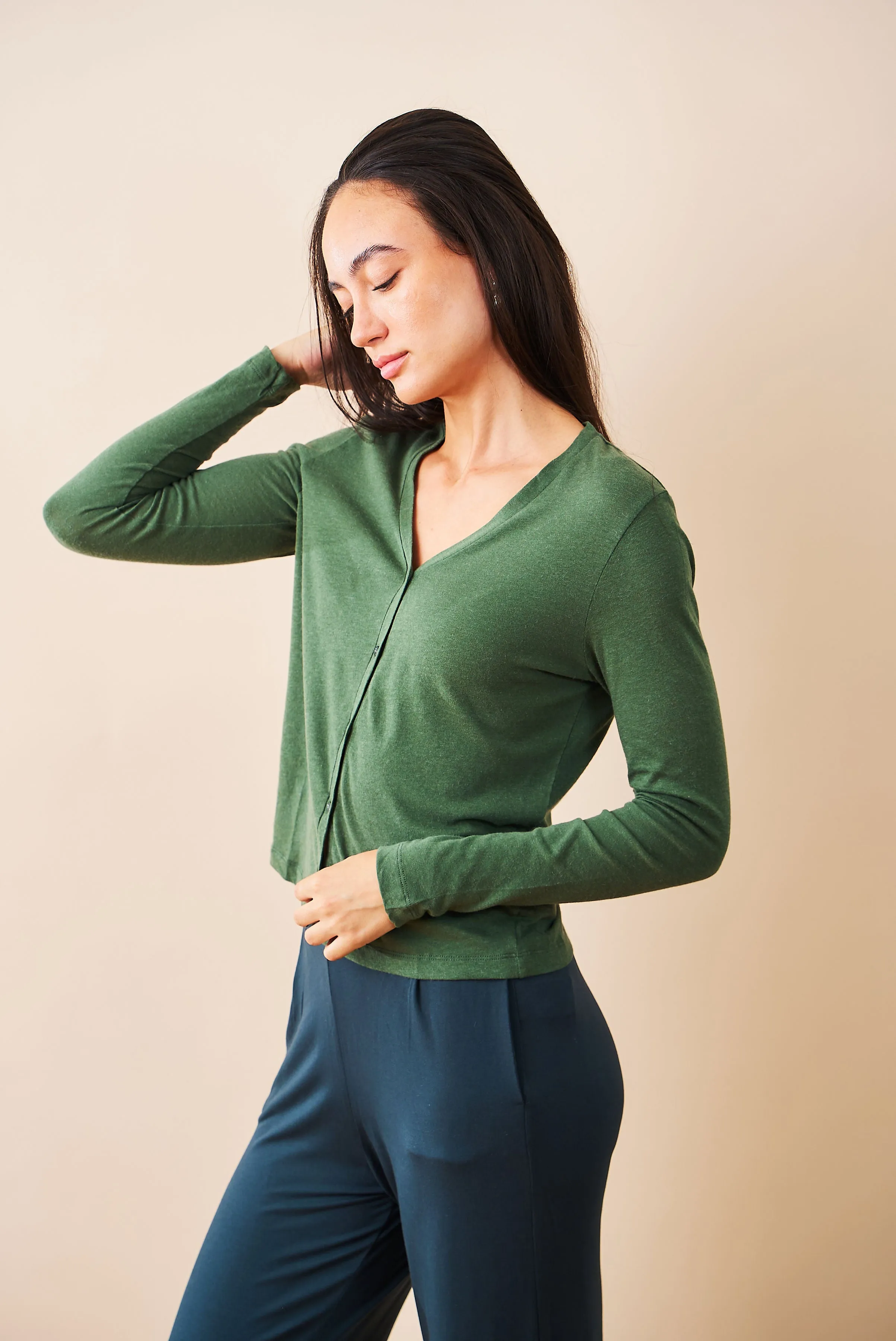 Cotton Cashmere Long Sleeve V-Neck Cardigan in Mousse