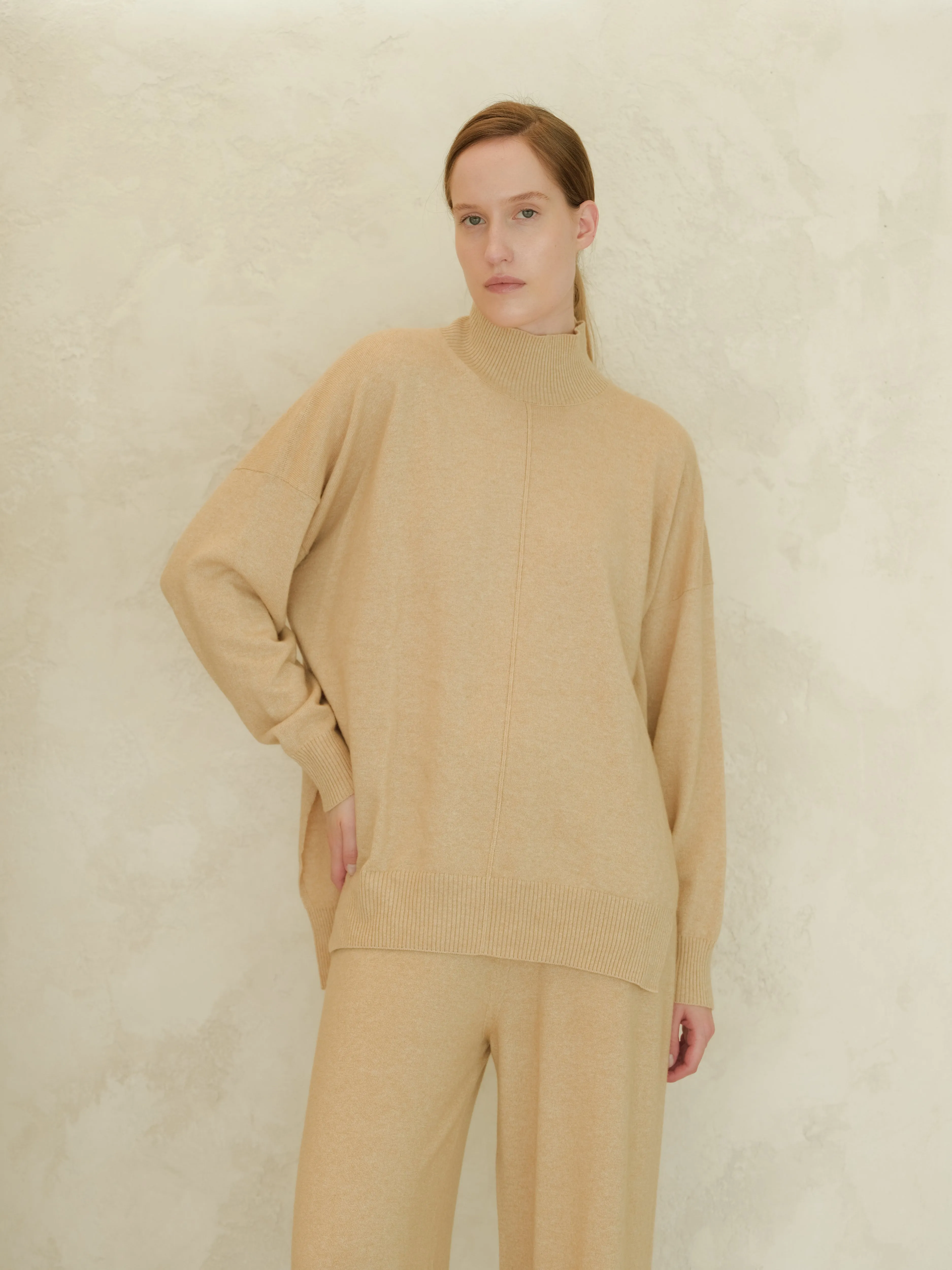 Maglione dolcevita leggero in misto cashmere con spacchi laterali