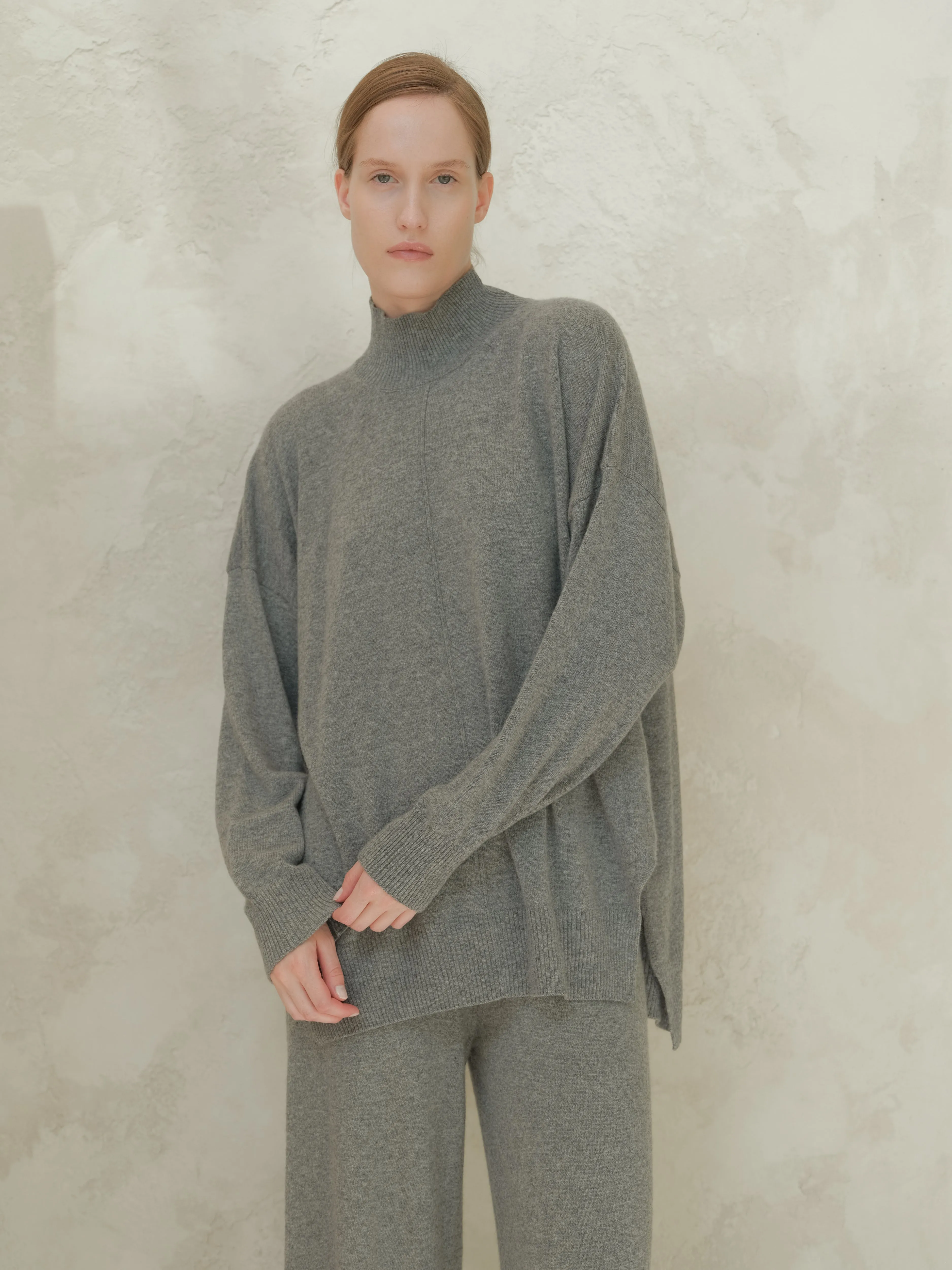 Maglione dolcevita leggero in misto cashmere con spacchi laterali