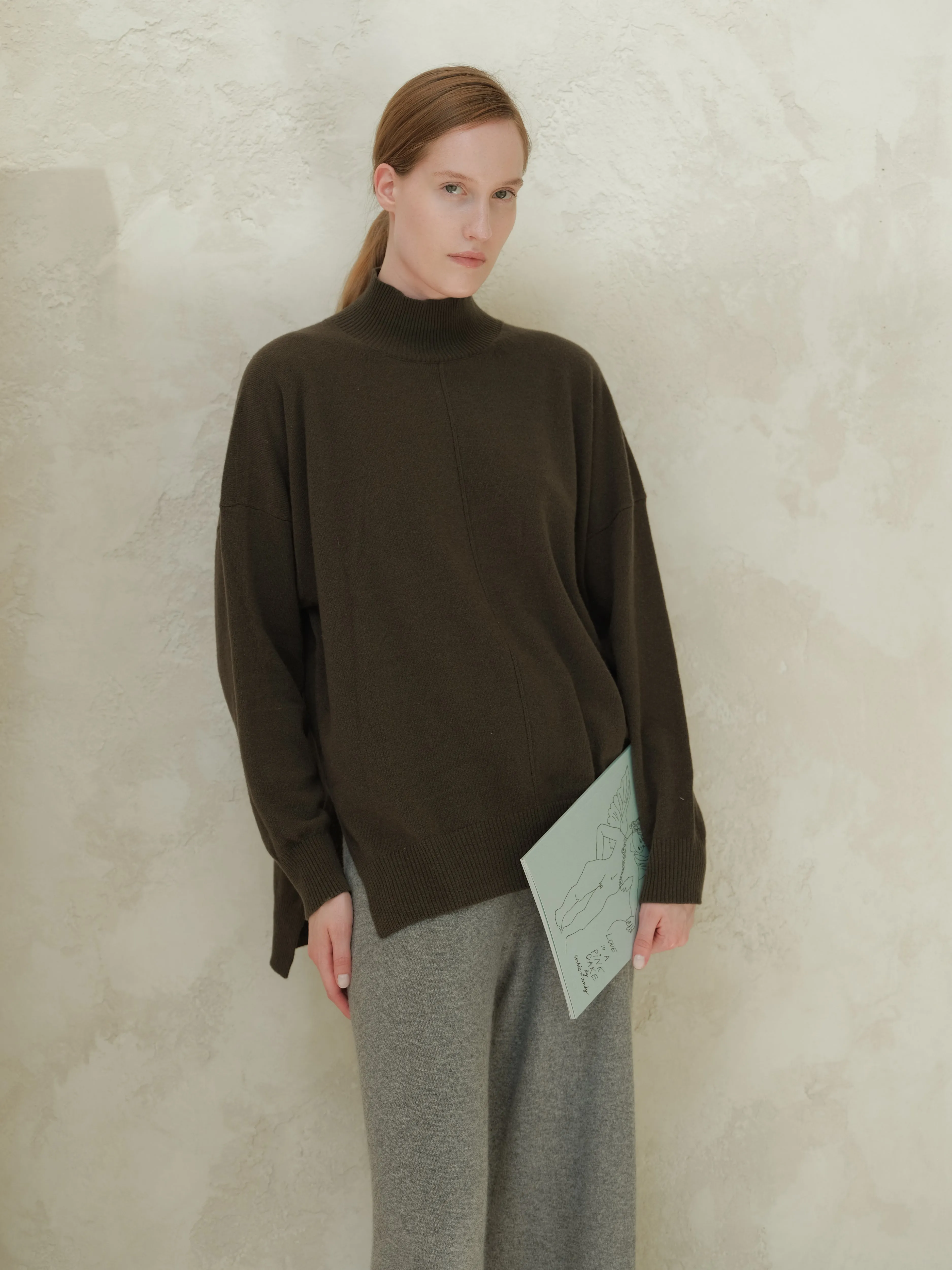 Maglione dolcevita leggero in misto cashmere con spacchi laterali